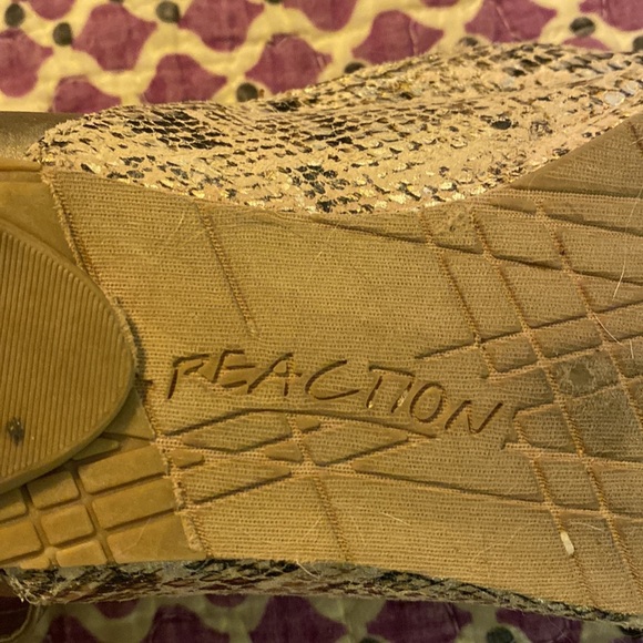 Kenneth Cole Reaction gold snakeskin flats size 8. - Picture 9 of 11